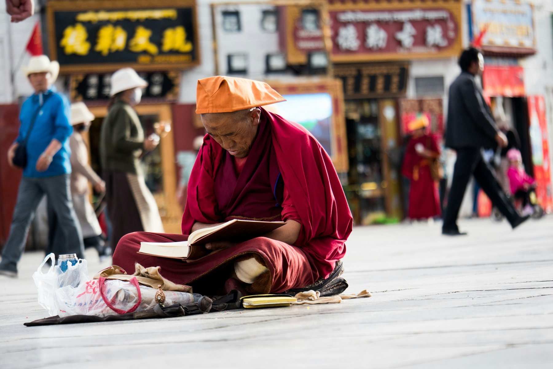 Du möter mängder av pilgrimer vid Jokhanng templet i Lhasa