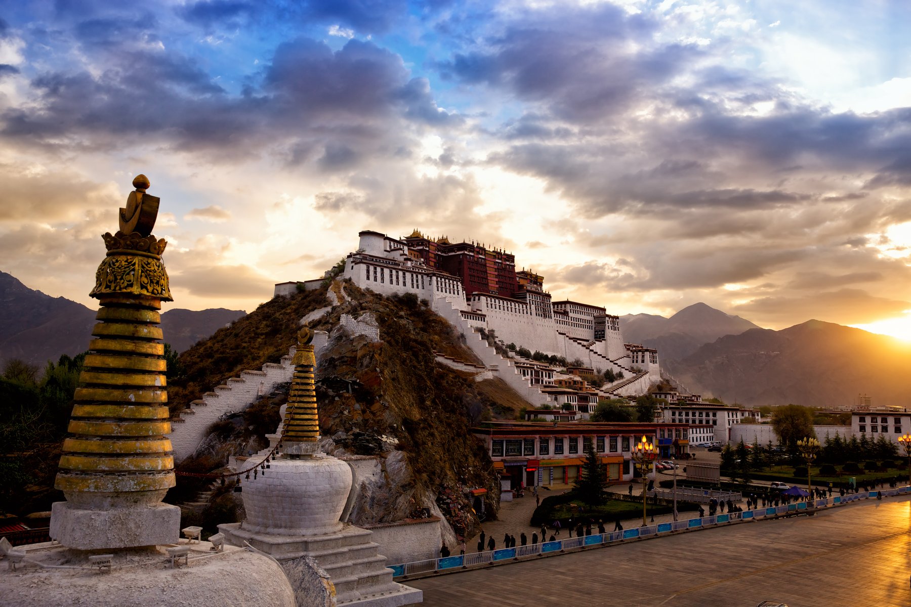 Du besöker det mäktiga Potalapalatset på din resa genom Tibet