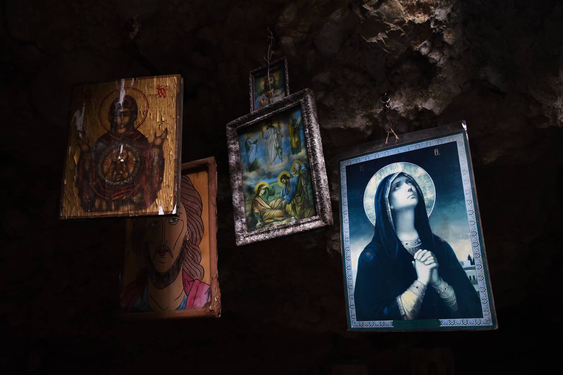 Religiös plats i en grotta som nyttjas av munkar för meditation