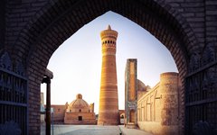 Den mäktiga Kaylan minareten från 1100-talet i Bukhara