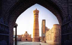 Den mäktiga Kaylan minareten från 1100-talet i Bukhara