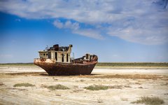 Du besöker Muynak vid Aralsjön där båtar numera står på torra land