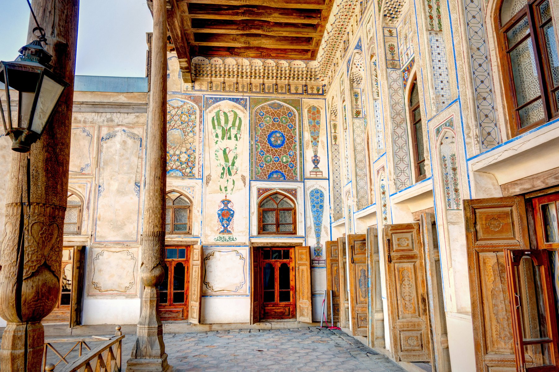 En av många fantastiska innergårdar i Bukhara