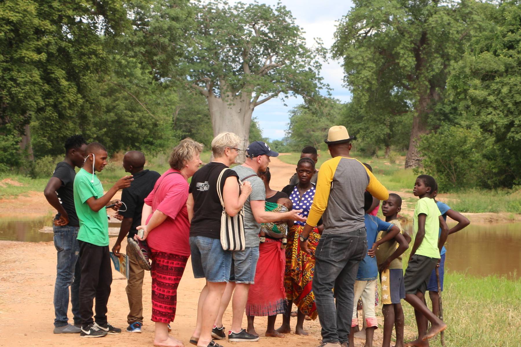 Möten under din resa i Zambia i vackra miljöer som här bland baobabträd