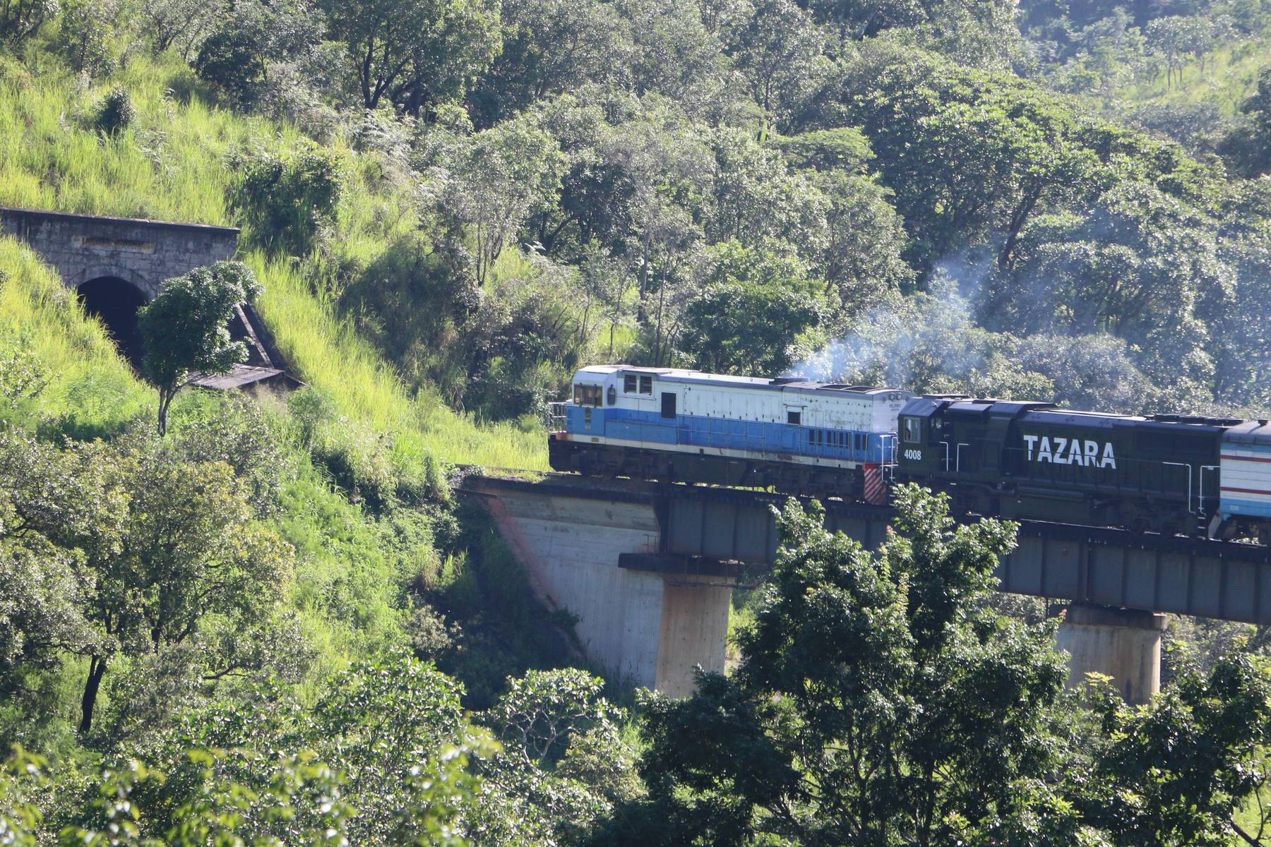En av 23 tunnlar i Tanzania under tågresan med Tazara