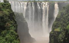 Mäktiga Victoriafallen sett från bron mellan Zimbabwe och Zambia