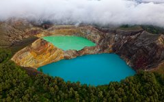 Du vandrar nedför Kelimutus vulkansluttningar