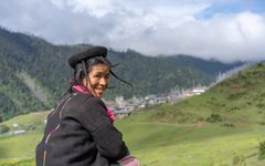 Vacker omgivning vid byn Merak i östra Bhutan
