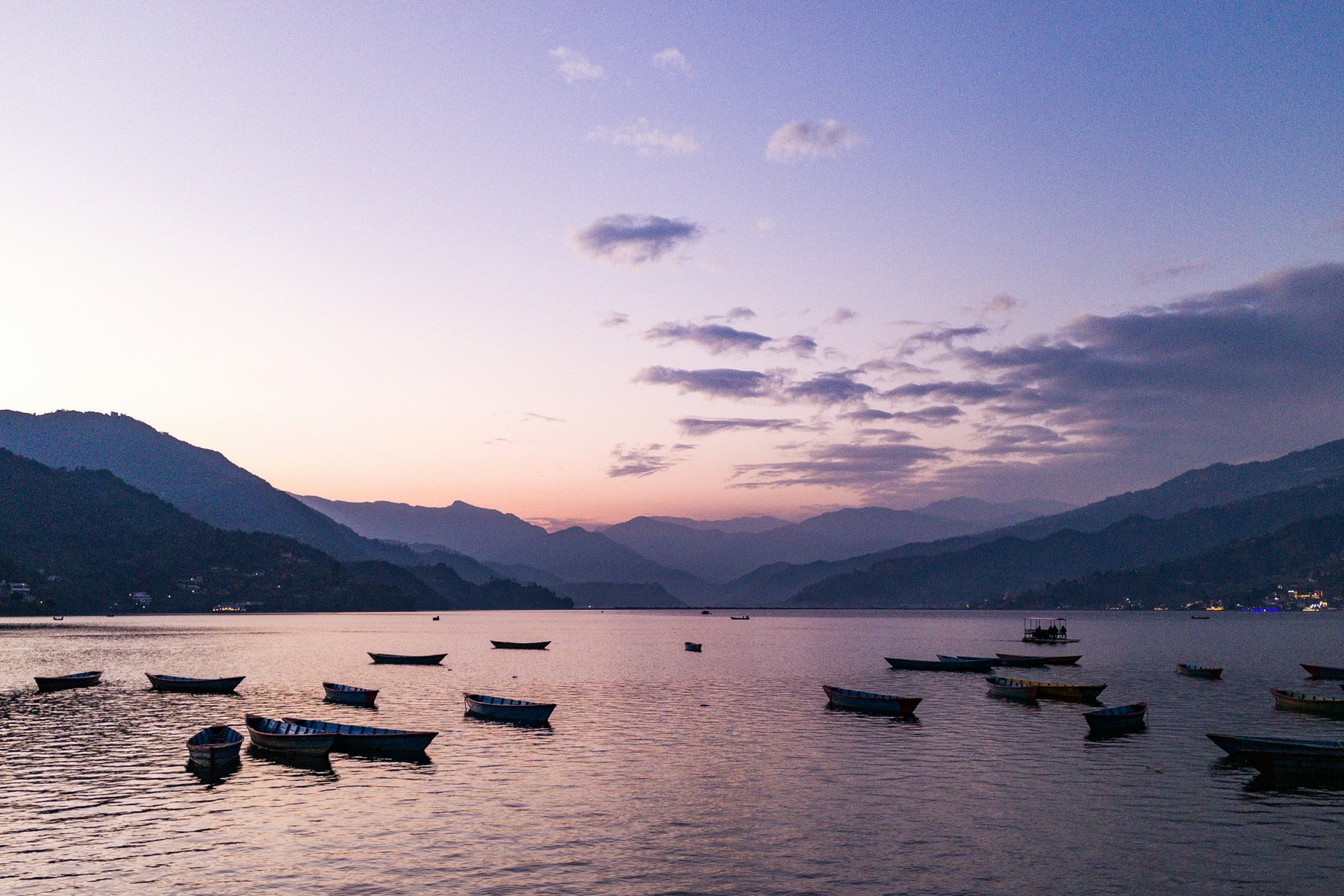 Solnedgång vid Phewasjön i Pokhara