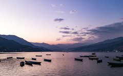 Solnedgång vid Phewasjön i Pokhara