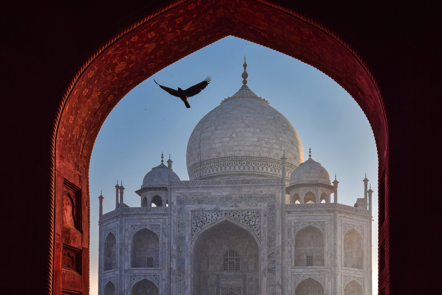 Du besöker det ikoniska Taj Mahal, känt som ett symboliskt uttryck för evig kärlek