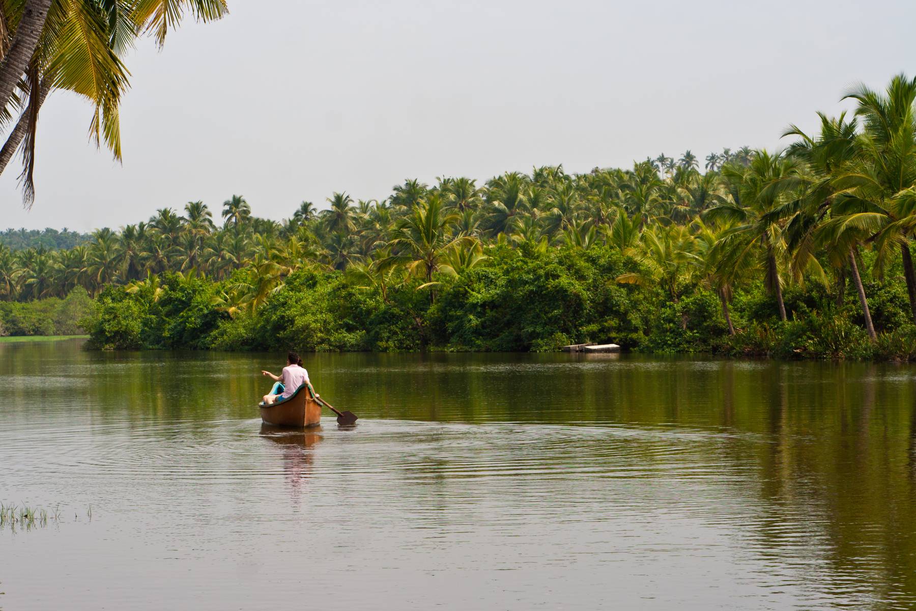 Ensam kanot i backwaters