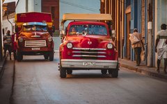 En häftig röd taxibil i Santiago de Cuba