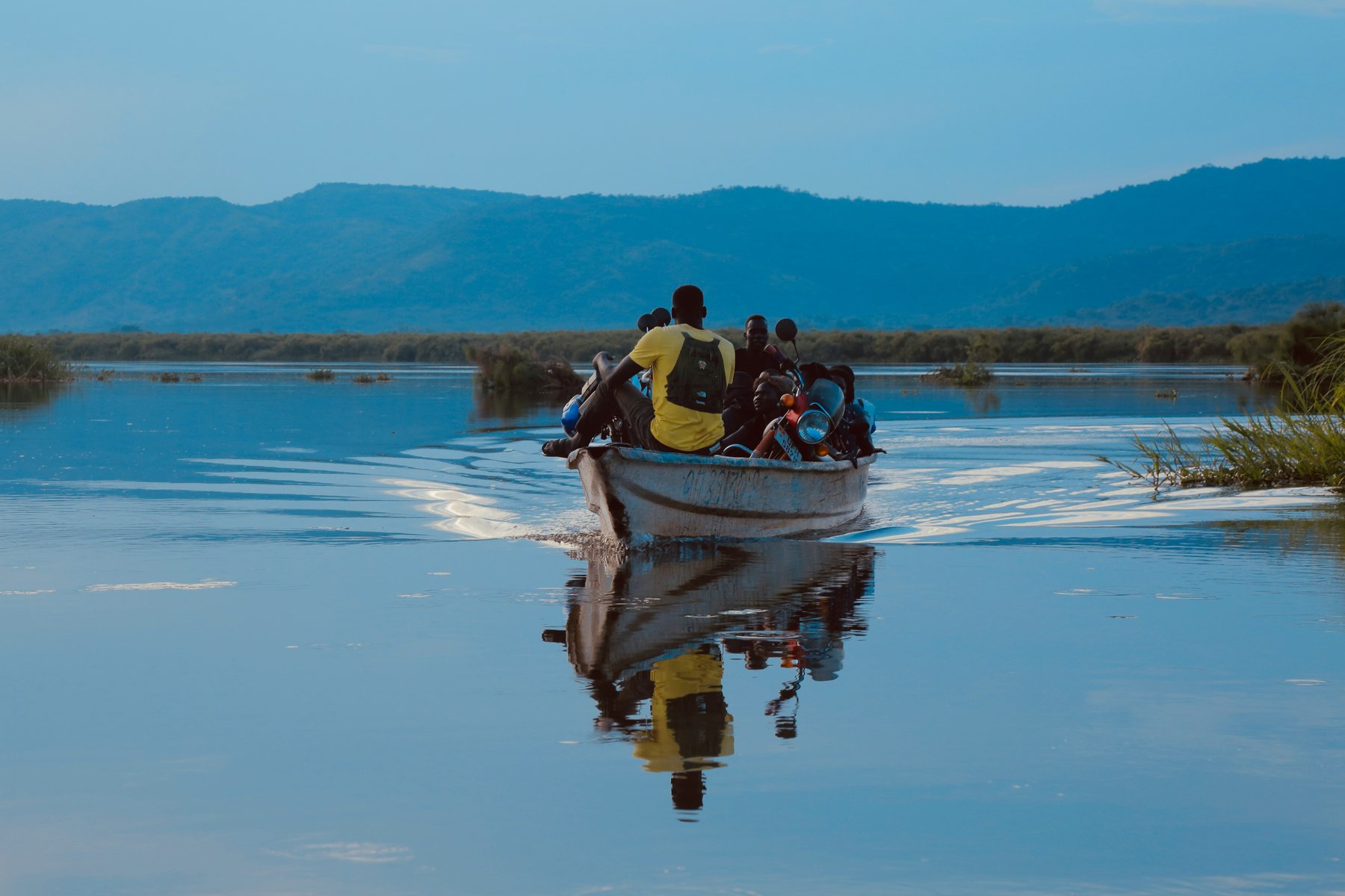 Du färdas med vattentransport vid Nilens källa i Uganda