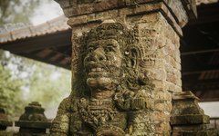 En mytisk tempelväktare på en tempelport i Denpasar