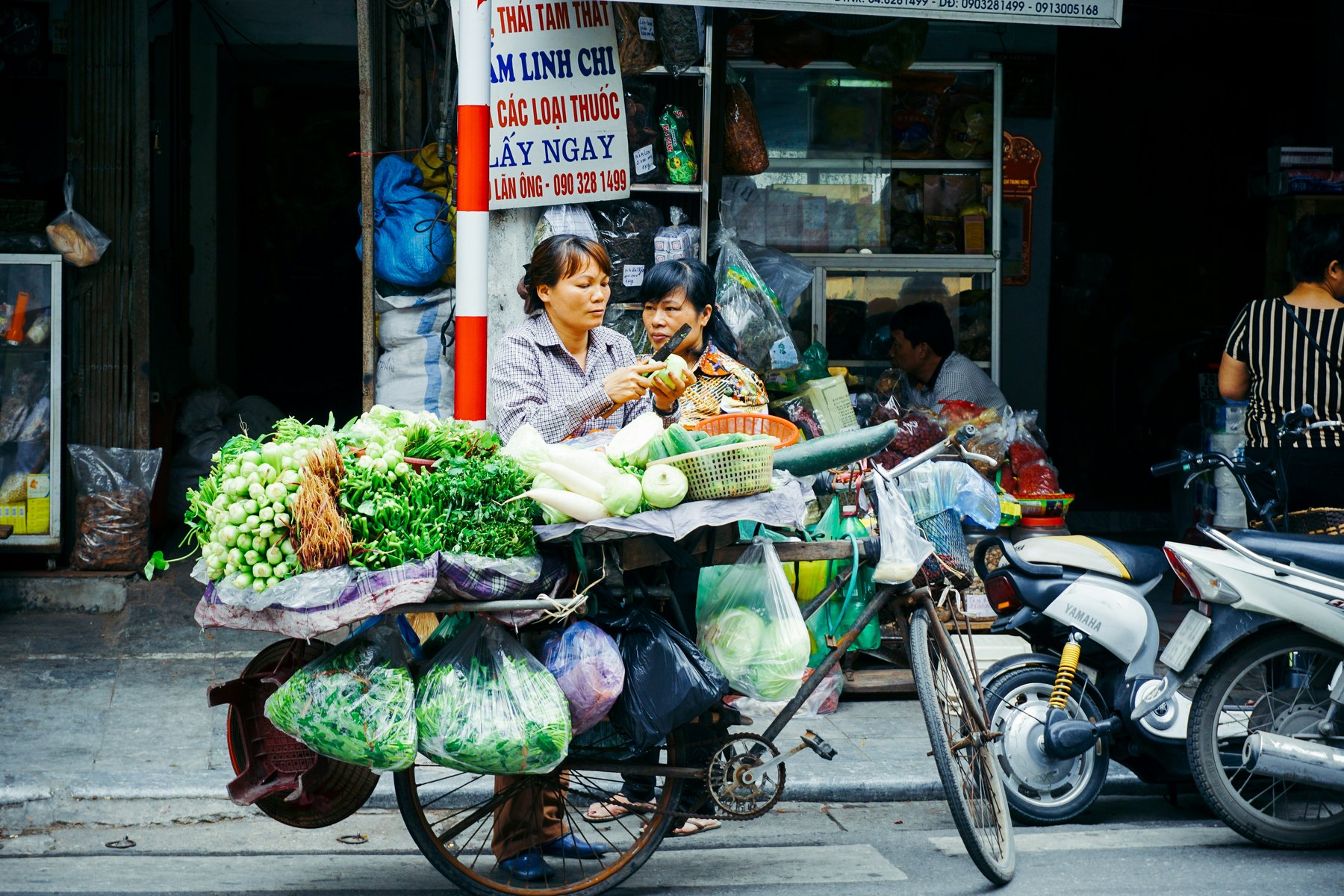 Traditionell gatuförsäljare i centrala Hanoi