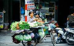 Traditionell gatuförsäljare i centrala Hanoi