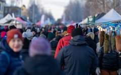 På huvudgatan i Jokkmokk är det full fart under marknadsdagarna