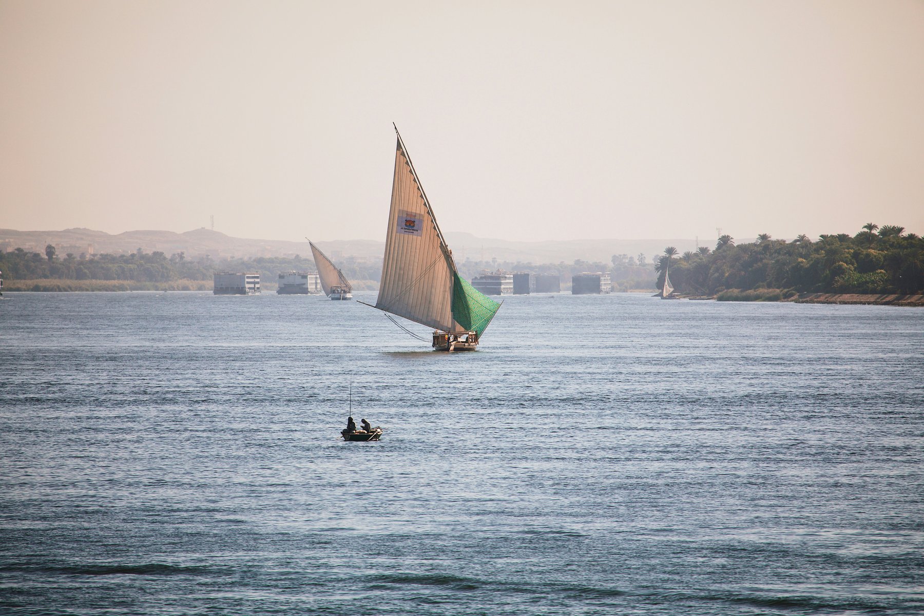 Ni seglar ned för Nilen med en felucca