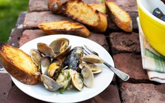 Vid Butrintsjön får du skörda musslor och njuta av en läcker måltid