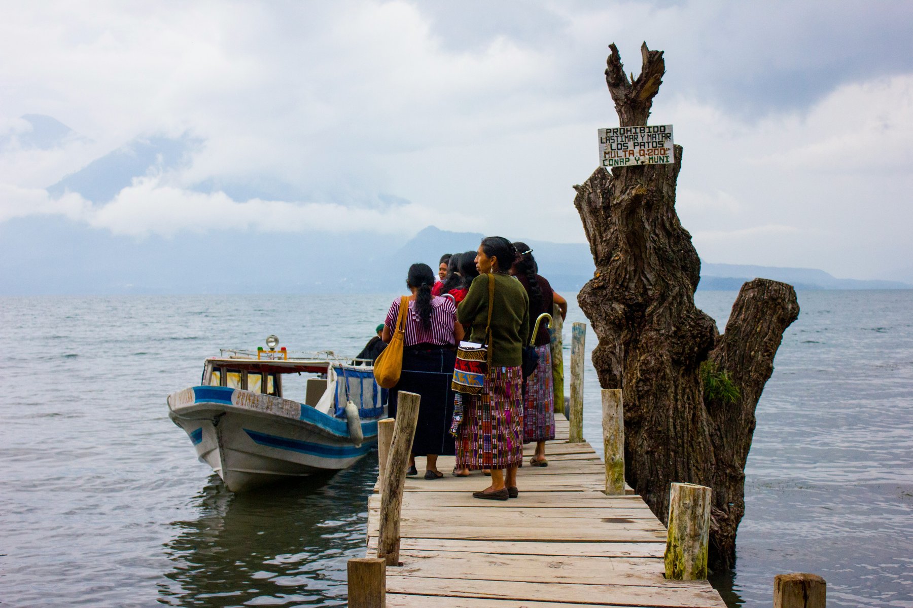 Kvinnor som går ombord på en lancha på Lago Atitlán