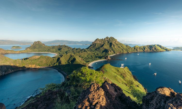 De karaktäristiska tre halvmåneformade vikarna på Padar Island i Komodo National Park