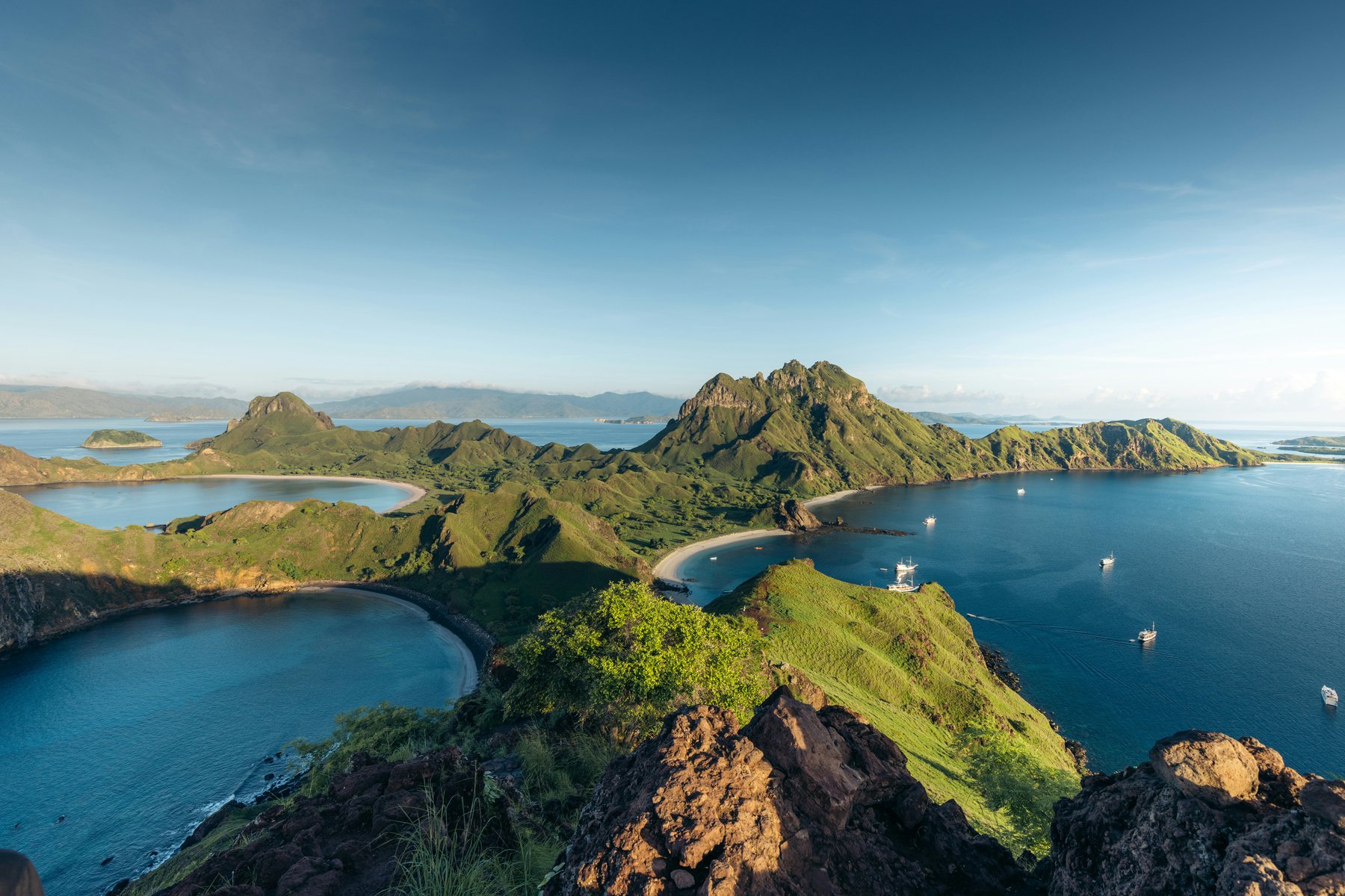 De karaktäristiska tre halvmåneformade vikarna på Padar Island i Komodo National Park