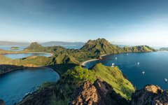 De karaktäristiska tre halvmåneformade vikarna på Padar Island i Komodo National Park