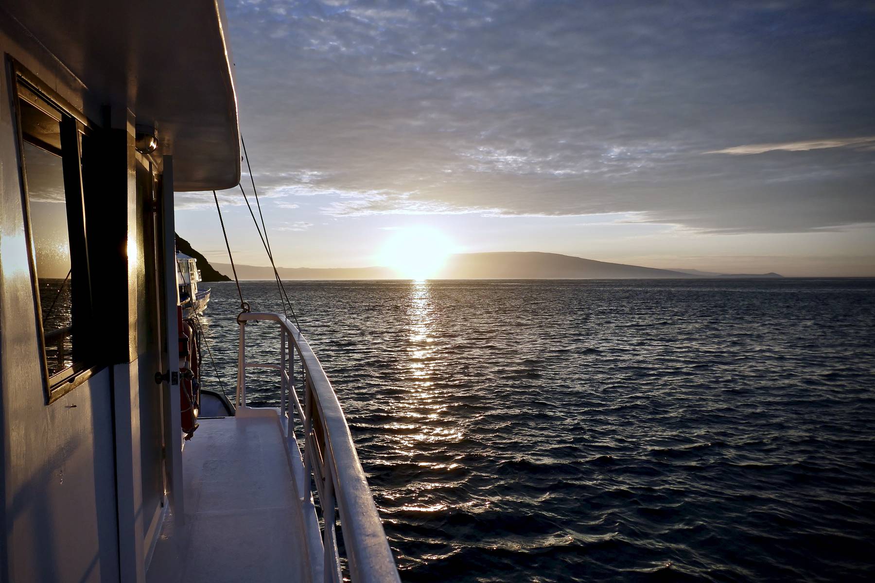 Solnedgång från Galápagosbåten