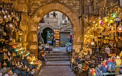 Ni besöker den fantastiska marknaden Khan El Khalili i Kairos gamla kvarter