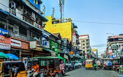 Livlig gata i Phnom Penh